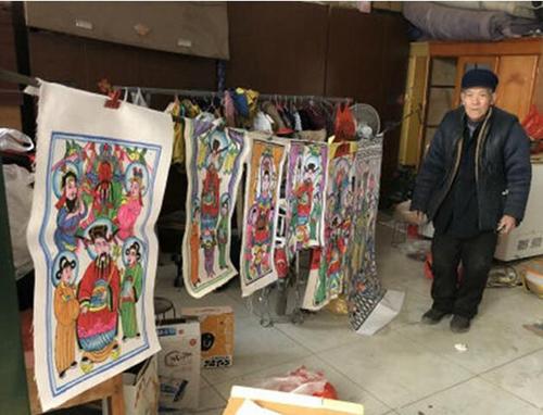 中國(guó)僑網(wǎng)劉少軒大爺展示木版年畫(huà)成品,。孫非凡/攝