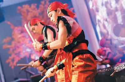 中國(guó)僑網(wǎng)表演《二十四節(jié)令鼓》的華裔學(xué)生,。(人民日?qǐng)?bào)海外版/圖片由李政威提供)