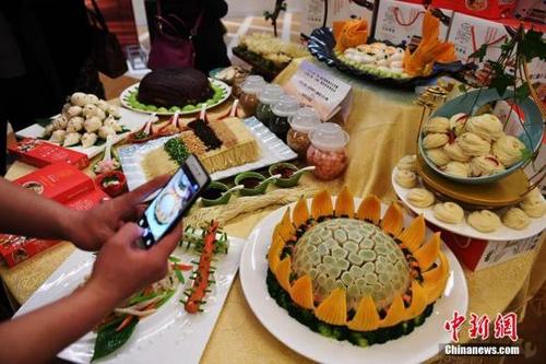 中國僑網(wǎng)資料圖,,川菜“四川宜賓宴”,。楊艷敏 攝