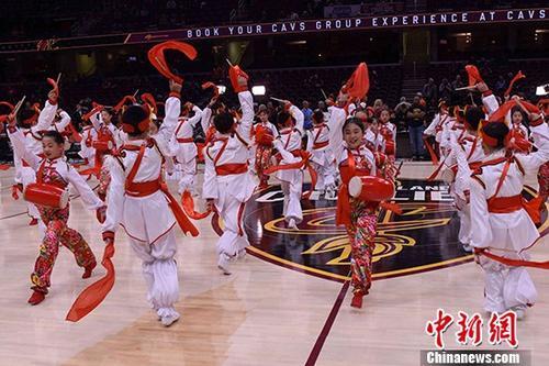 中國(guó)僑網(wǎng)資料圖:當(dāng)?shù)貢r(shí)間1月2日晚,,位于美國(guó)俄亥俄州的克利夫蘭騎士隊(duì)主場(chǎng)迎來(lái)一群特殊的客人,。來(lái)自中國(guó)甘肅省蘭州市的近百名小學(xué)生在騎士隊(duì)主場(chǎng)速貸球館擂響安塞腰鼓,,為現(xiàn)場(chǎng)觀眾送上新年祝福,。 中新社記者 刁海洋 攝
