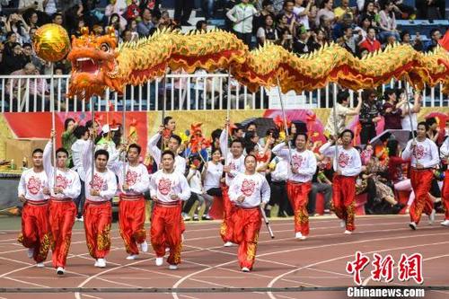 中國僑網(wǎng)一條56米長的“中國巨龍”攜18頭醒獅拉開廣府廟會民俗大巡游序幕 陳驥旻 攝