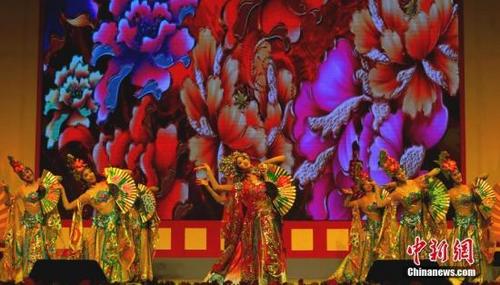 中國僑網(wǎng)3月4日,,由國務(wù)院僑辦,、中國駐菲大使館、菲華各界聯(lián)合會聯(lián)合主辦的“文化中國四海同春”國務(wù)院僑辦春節(jié)慰僑大型文藝晚會,,在菲律賓國際會議中心驚艷上演,,吸引3000多名菲華各界人士及馬尼拉市民觀看,。圖為中國歌劇舞劇院表演的舞蹈《貴妃醉酒》。中新社記者 關(guān)向東 攝