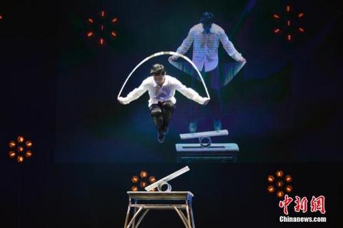 中國僑網(wǎng)資料圖:2018“文化中國·四海同春”慰僑演出2月28日晚在巴黎會議宮舉行,為旅法僑胞送上春節(jié)的文化大餐。能容納4000多人的劇場座無虛席,,演員們的精彩演出博得滿堂喝彩,。圖為雜技演員王強(qiáng)表演的獲獎節(jié)目《晃管》有驚無險。中新社記者 龍劍武 攝