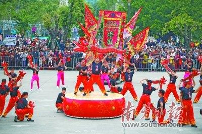 中國(guó)僑網(wǎng)醉龍舞源起宋代,盛于明清,,迄今已流傳700多年。