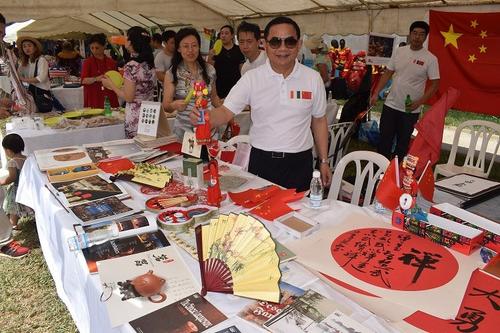 中國僑網(wǎng)阿比讓國際學校舉辦文化節(jié),中國展臺上擺滿了中國傳統(tǒng)手工藝品,。