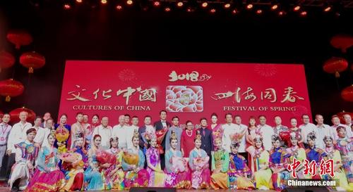 中國僑網(wǎng)3月6日,,“中國文化·四海同春”國僑辦大型慰僑演出演奏團(tuán)在菲律賓宿務(wù)怒放收官,。演出團(tuán)大年初二啟程,,歷時20天,先后在泰國、馬來西亞、菲律賓“一帶一路”沿線三國六城演出,每場平均觀眾3000人,。圖為收官演出結(jié)束后,亞洲團(tuán)全體演職人員與我駐宿務(wù)總領(lǐng)館以及宿務(wù)僑界大合影,。中新社記者 關(guān)向東 攝
