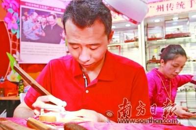 中國(guó)僑網(wǎng)廣州欖雕“非遺”傳承人曾憲鵬,。 梁文祥 攝