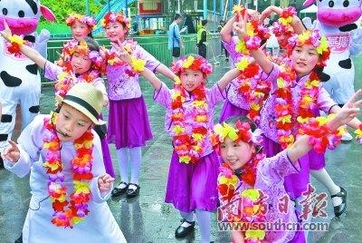 中國僑網(wǎng)小朋友在表演快閃節(jié)目,。梁文祥 攝