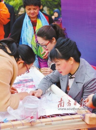 中國僑網380名女士輪流上臺“繡梅”,。劉力勤 攝