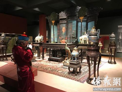 中國僑網(wǎng)一位華人在參觀“慈禧太后——頤和園文物精選展”時,特地穿上了適時的衣服,,表示對展覽的極大支持,。(美國《僑報》/章寧 攝)