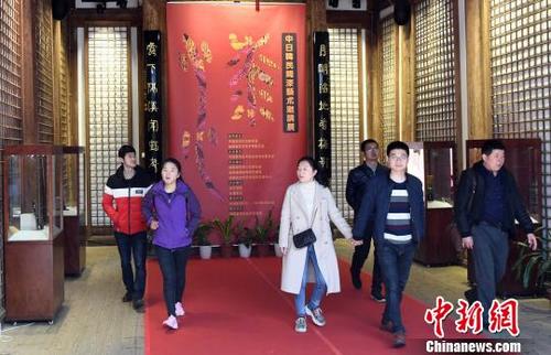 中國僑網(wǎng)正在福州福建省海峽民間藝術(shù)館展出的“2018首屆中日韓民間漆藝術(shù)邀請展”上,來自中日韓民間漆藝家的漆藝術(shù)精品,,吸引眾多觀眾的目光,。 劉可耕 攝