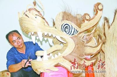 中國僑網(wǎng)蔡冬維制作草龍20余年,,近年來在傳承中不斷創(chuàng)新,。 徐樂樂 攝