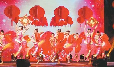中國僑網(wǎng)圖為中國歌劇舞劇院演員表演舞蹈《張燈結(jié)彩》,。來源:人民日報海外版