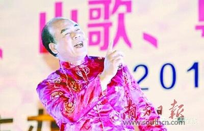 中國僑網(wǎng)正在臺上唱山歌的謝計平。張俊 攝