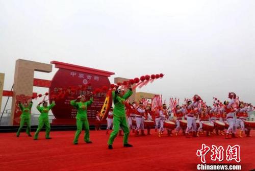 中國僑網(wǎng)18日的非遺名劇展演上,,來自陜西省的國家級非遺項目韓城行鼓率先登臺,。 劉鵬 攝