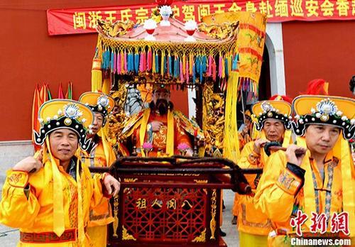 中國僑網(wǎng)資料圖:2017年11月30日,,閩浙王氏宗親護駕閩王金身赴緬甸會香暨宗誼文化交流團一行135人在坐落于福州市北郊蓮花峰下的閩王紀(jì)念館舉行閩王金身起駕儀式,。 中新社記者 劉可耕 攝