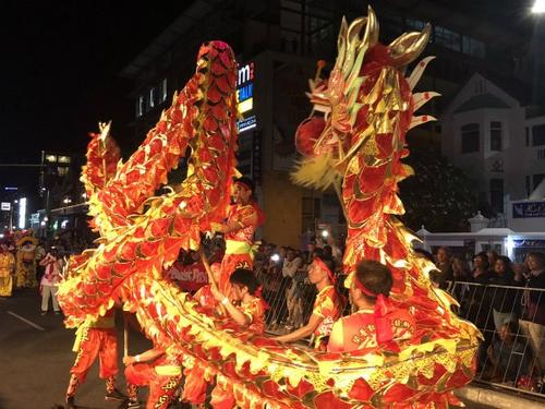 中國僑網(wǎng)僑界嘉年華隊(duì)伍帶來了精彩紛呈的舞龍,。