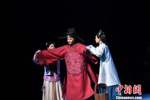 中國(guó)僑網(wǎng)資料圖:話劇《蘇東坡》劇照。 張浪 攝