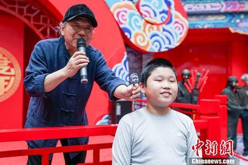 中國(guó)僑網(wǎng)資料圖:2月15日,,“泥人張”第四代傳人張世芳為一名小朋友制作泥塑,。中新社記者 廖樹(shù)培 攝
