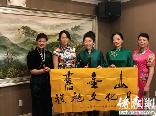 中國僑網(wǎng)舊金山旗袍文化月主辦方旗風堂主要團隊成員在新聞發(fā)布會上合影,。(美國《僑報》/王旖涵 攝)
