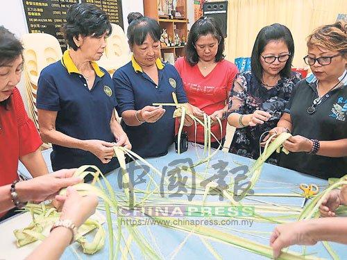 中國(guó)僑網(wǎng)活動(dòng)現(xiàn)場(chǎng),,大家制作海南傳統(tǒng)糕點(diǎn)“笠(又稱(chēng)海南粽子)”,。(馬來(lái)西亞《中國(guó)報(bào)》)