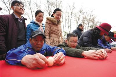 中國僑網(wǎng)3月21日,,第十二屆“春分·朝陽”民俗文化節(jié)亮相日壇公園,,游客在現(xiàn)場比賽豎雞蛋,。 新京報記者 王飛 攝