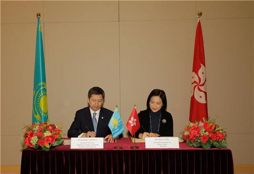 中國僑網(wǎng)香港特區(qū)政府民政事務局常任秘書長馮程淑儀(右)與哈薩克斯坦文化體育部官員瓦里耶夫21日就兩地文化合作簽訂諒解備忘錄(香港特區(qū)政府新聞處供圖)
