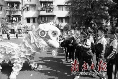 中國僑網(wǎng)莞城步步高小學(xué)的學(xué)生在欣賞醒獅表演,。南方日報記者 孫俊杰 通訊員 陳燦榮 攝