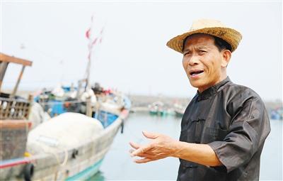 中國僑網(wǎng)3月22日,戴志勇在漁港練唱哩哩美,。 本報記者 蘇曉杰 攝