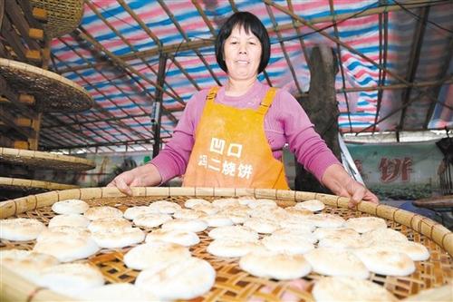 中國(guó)僑網(wǎng)剛剛出爐的燒餅香氣撩人。 胡偉杰 攝
