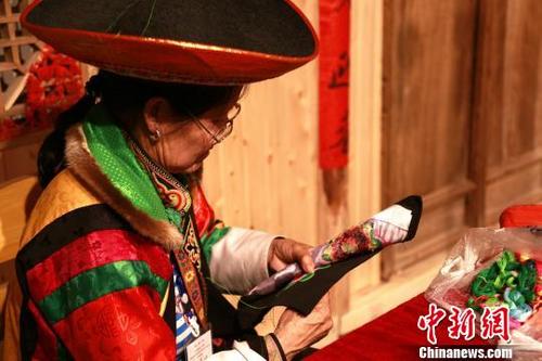 中國(guó)僑網(wǎng) 3月29日,,青海省美術(shù)館正在展出“中國(guó)非物質(zhì)文化遺產(chǎn)傳承人群研修研習(xí)培訓(xùn)計(jì)劃”青海地區(qū)的豐碩成果,,圖為土族阿婆席金花正在繡著一朵太陽(yáng)花?!●R銘言 攝
