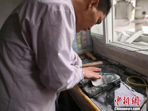 中國(guó)僑網(wǎng)近日,在蘭州大沙坪上川村,甘肅洮硯藝人黃炳強(qiáng)在自己的工作室里埋頭雕刻,?!钅取z