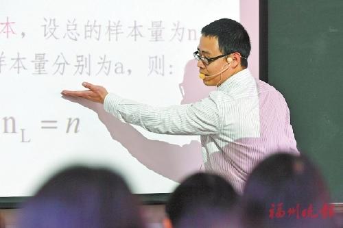 中國僑網(wǎng)福州外語外貿(mào)學(xué)院,,臺灣教師陳昭志正在上課,。