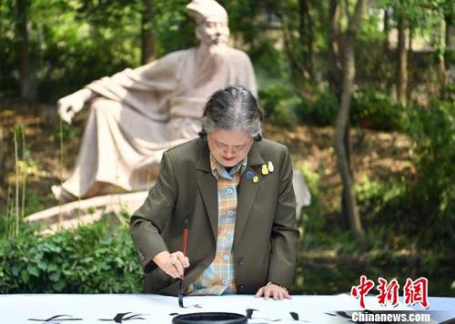 中國(guó)僑網(wǎng)詩(shī)琳通用中文寫下“蘇門出才子”,。 張浪 攝