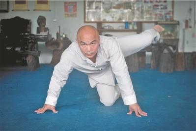 中國(guó)僑網(wǎng)黎偉軍在展示狗拳。