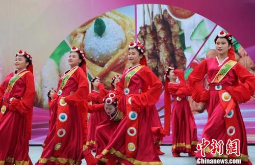 中國僑網(wǎng)圖為民族舞蹈表演。 林艷華 攝