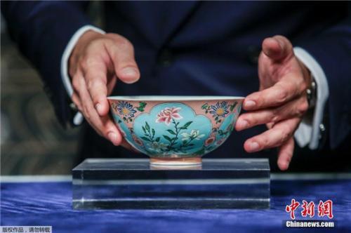 中國僑網(wǎng)清康熙御制粉紅地琺瑯彩開光花卉碗在進行拍賣,。