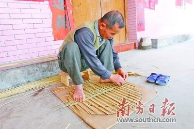 中國僑網(wǎng)梁拾在編織竹窩,。馮凱思 攝