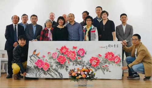 中國僑網(wǎng)畫展現(xiàn)場嘉賓合影,。