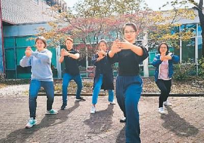 中國(guó)僑網(wǎng)波爾多高等商學(xué)院張豐一開(kāi)設(shè)太極課堂。(本版照片均由受訪者提供)