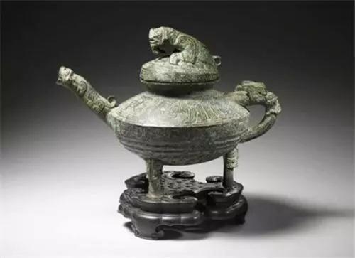 中國(guó)僑網(wǎng)4月11日,據(jù)今約3500年的稀有西周青銅器虎鎣(yíng)在英國(guó)東部市鎮(zhèn)坎特伯雷的拍賣行進(jìn)行拍賣,。(圖片來(lái)源:英國(guó)《華聞周刊》資料圖)