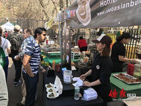 中國僑網(wǎng)華人美食攤位大受民眾歡迎,。 (美國僑報網(wǎng) 陳辰 攝)
