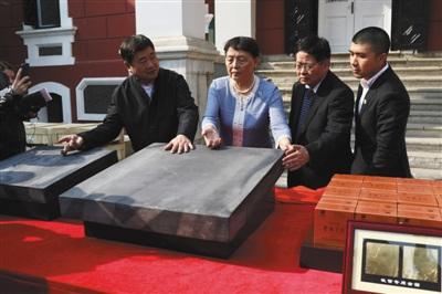 中國僑網(wǎng)昨日(16日),,故宮博物院院長單霽翔向嘉賓介紹金磚。 新京報記者 浦峰 攝