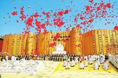 中國(guó)僑網(wǎng)4月18日農(nóng)歷三月初三,,戊戌年黃帝故里拜祖大典在新鄭市舉行。本報(bào)記者董亮杜小偉攝