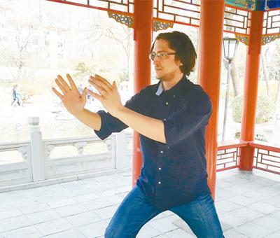 中國(guó)僑網(wǎng)2018年3月,皮埃羅·切拉羅斯在人民日?qǐng)?bào)社的金臺(tái)園里打太極拳,。 本報(bào)記者 王斯雨攝