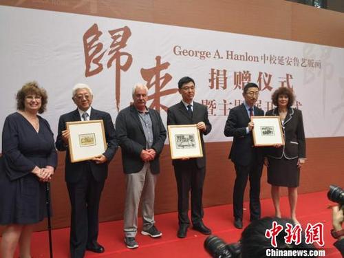 中國僑網(wǎng)美國空軍航空部隊(duì)飛行員喬治?韓倫(George A. Hanlon)中校的子女帶著15幅由延安魯迅藝術(shù)學(xué)院版畫名家創(chuàng)作于上世紀(jì)40年代的木刻版畫和版畫背后的故事,,回到中國?!£愳o 攝
