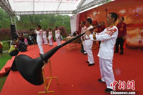 中國僑網(wǎng)圖為國家級非物質(zhì)文化遺產(chǎn)項目接龍吹打,?!≈芤恪z