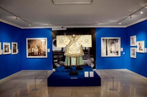 中國僑網(wǎng)展廳里展出的服飾和照片,。(圖片來源:英國《英中時(shí)報(bào)》)