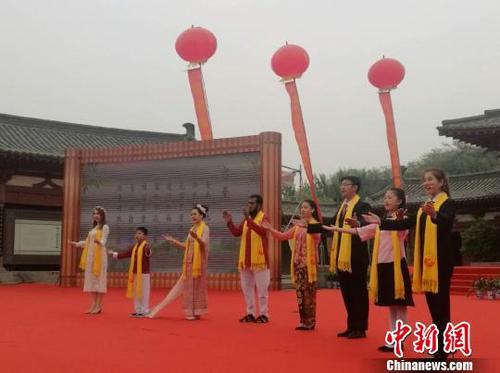 中國僑網(wǎng) 圖為來自當(dāng)?shù)馗咝5?10名留學(xué)生代表當(dāng)日登臺齊誦杜詩,,表達(dá)對“詩圣”杜甫的敬意,。 劉鵬 攝