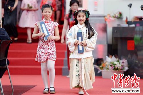 中國僑網(wǎng)中國駐歐盟使團(tuán)陽光學(xué)校學(xué)生在展覽開幕式上走秀,。鞠輝/攝